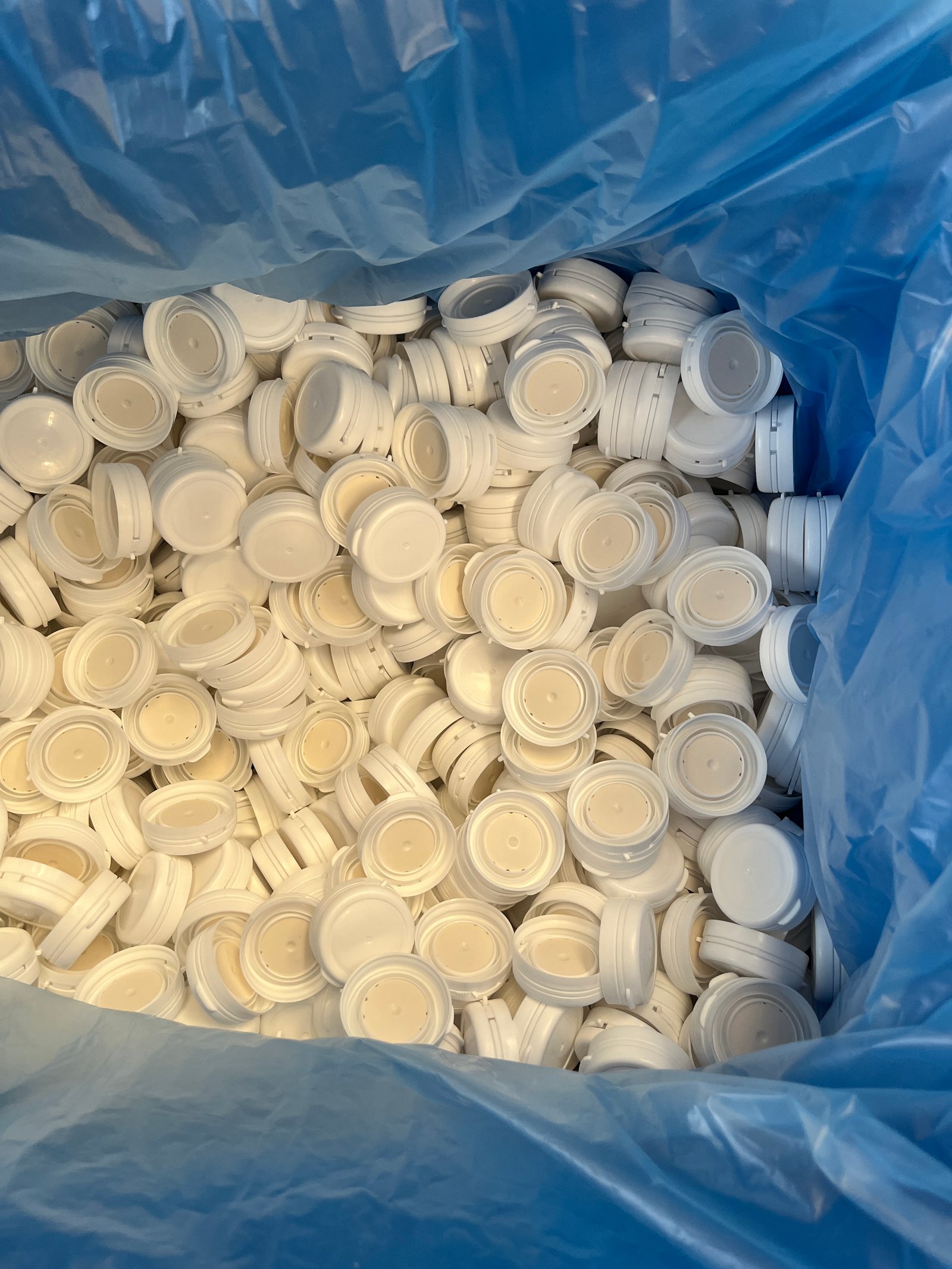 Grandi quantità di tappi in plastica pronti per spedizione