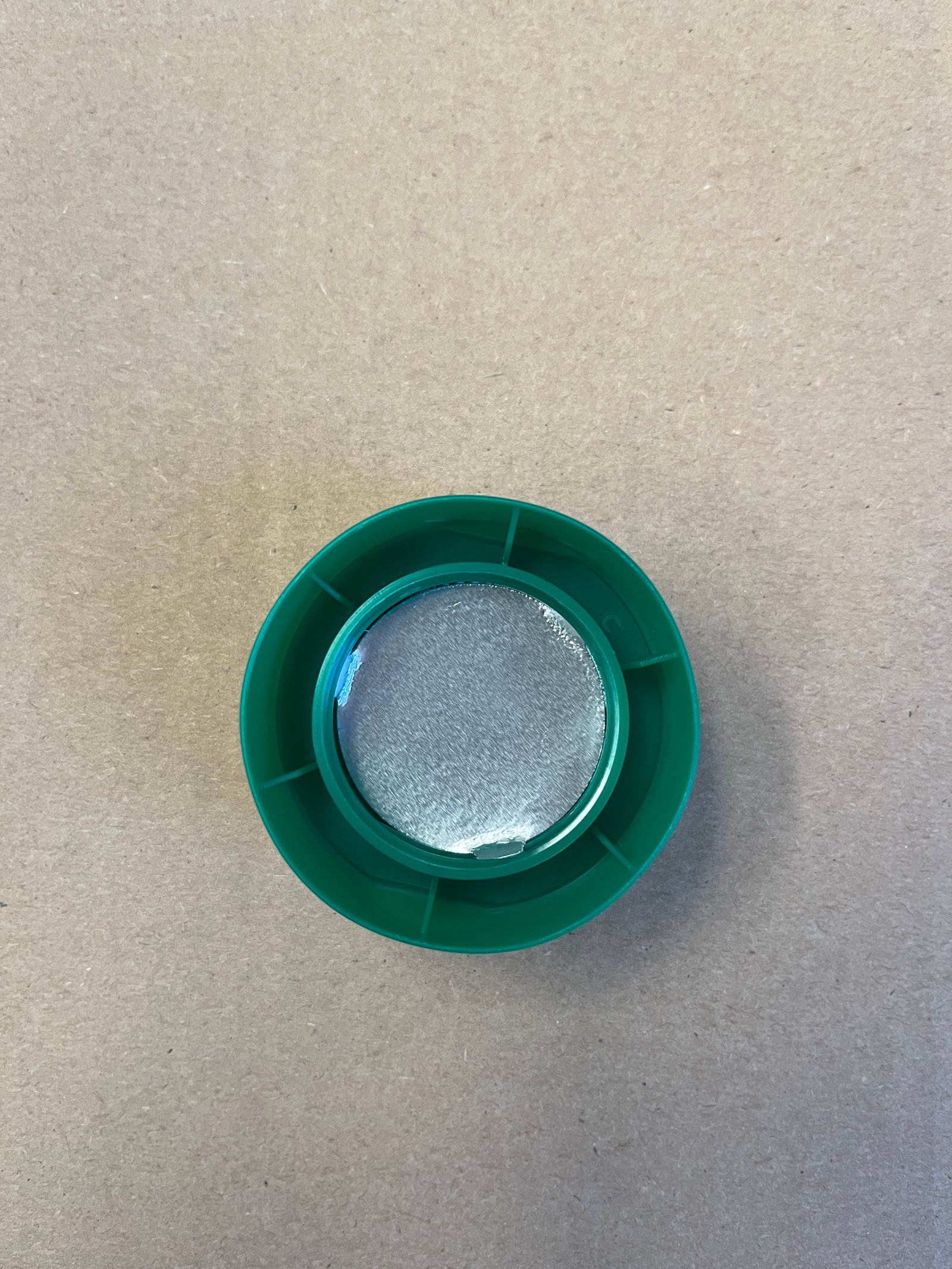 Tappo in plastica verde con sigillo argento integrato